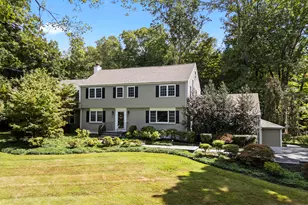 19 Robin Rd, Woodbridge, CT 06525 - Photo 2