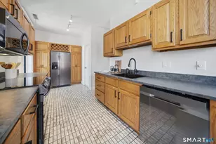 34 Charter Oak Pl, Hartford, CT 06183 - Photo 4