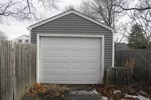 32 Walnut Cir, Windsor Locks, CT 06096 - Photo 4