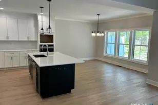 35 Village Cir, Guilford, CT 06437 - Photo 4