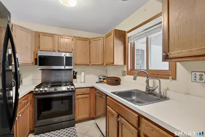 140 Barn Finch Circle #140, Naugatuck, CT 06770 - Photo 4