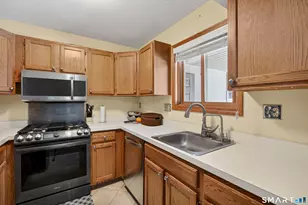 140 Barn Finch Cir, Naugatuck, CT 06770 - Photo 2