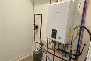 222 Maplewood Ave, Bridgeport, CT 06605 - Photo 14