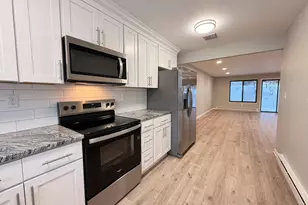 9 Willow Ct, Cromwell, CT 06416 - Photo 2