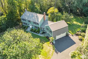 10 Foxwood Rd, Trumbull, CT 06611 - Photo 2