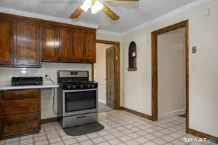 39 Burlington St, Hartford, CT 06112 - Photo 8