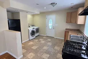 117 Dupont Pl, Bridgeport, CT 06610 - Photo 4