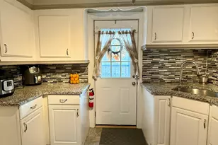 25 Greenlawn St, East Hartford, CT 06108 - Photo 12