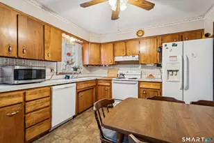 10 Oakwood Ct, Norwalk, CT 06850 - Photo 16