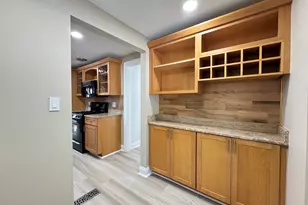 2 Highland Square, Avon, CT 06001 - Photo 10