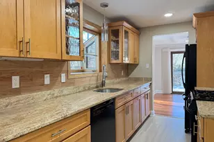 2 Highland Square, Avon, CT 06001 - Photo 6