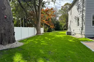 429 Round Hill Rd, Fairfield, CT 06824 - Photo 4