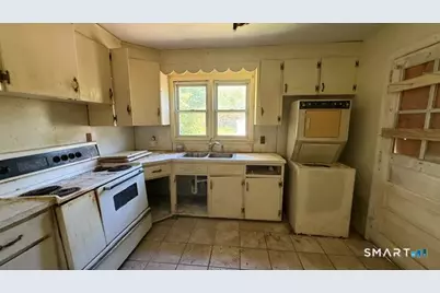 131 Bryden Terrace, Hamden, CT 06517 - Photo 8