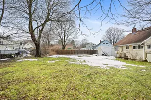 69 Seaver Cir, Bridgeport, CT 06606 - Photo 8