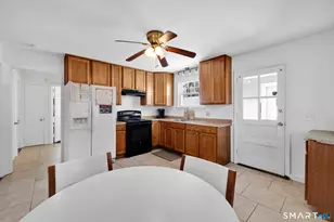 11 Stratfield Pl, Bridgeport, CT 06606 - Photo 16