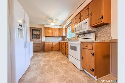 27 Londonderry Drive, Wallingford, CT 06492 - Photo 2