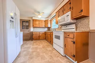 27 Londonderry Dr, Wallingford, CT 06492 - Photo 2