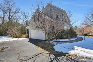25 Fenwick Dr, Avon, CT 06001 - Photo 2