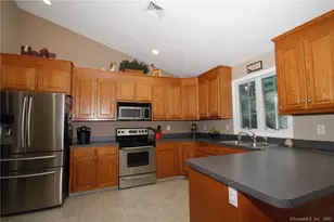 9 Ledgewood Ct, Norwich, CT 06360 - Photo 6