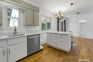 100 Loftus Cir, Bridgeport, CT 06606 - Photo 8