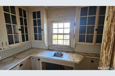 21 Bloomfield Avenue, Hartford, CT 06105 - Photo 8