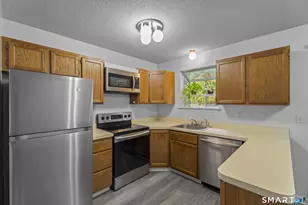 213 Oakland St, Manchester, CT 06042 - Photo 4