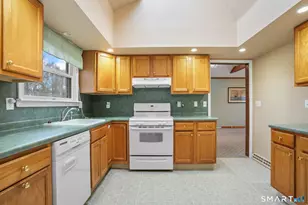 4 Wilson St, New Fairfield, CT 06812 - Photo 8