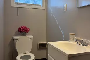 8 Rogers Pl, Manchester, CT 06040 - Photo 8