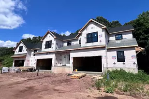 24 Village Cir, Guilford, CT 06437 - Photo 2