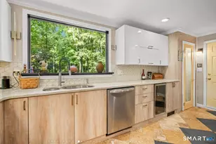 92 Kenmore Rd, Bloomfield, CT 06002 - Photo 8