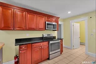 382 Vine St, Hartford, CT 06112 - Photo 10