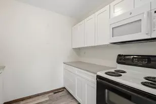 124 Webster Ct, Newington, CT 06111 - Photo 2