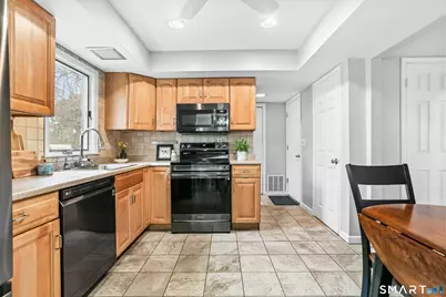 40 Sullivan Place, Bridgeport, CT 06610 - Photo 10