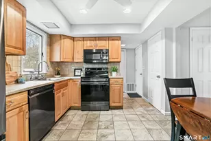 40 Sullivan Pl, Bridgeport, CT 06610 - Photo 10