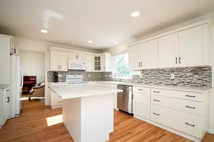 81 Old Stratfield Rd, Fairfield, CT 06825 - Photo 4