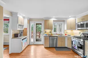 46 Burnwood Dr, Bloomfield, CT 06002 - Photo 10