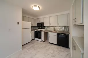 323 Walden Green Rd, Branford, CT 06405 - Photo 4