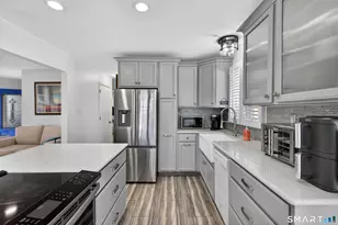 43 W Vine St, Stonington, CT 06379 - Photo 6