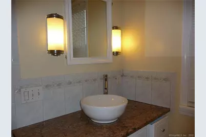 1 Eastview Street #FRONT, Hartford, CT 06114 - Photo 10