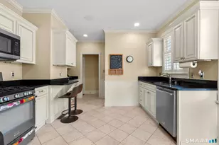 65 Brooklawn Pl, Bridgeport, CT 06604 - Photo 16