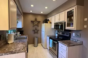 364 Foxwood Ln, Milford, CT 06461 - Photo 10