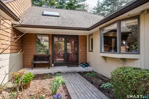28 Cary Ln, Bloomfield, CT 06002 - Photo 2