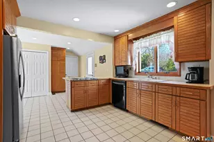 7 Cedar Crst Rd, Trumbull, CT 06611 - Photo 6