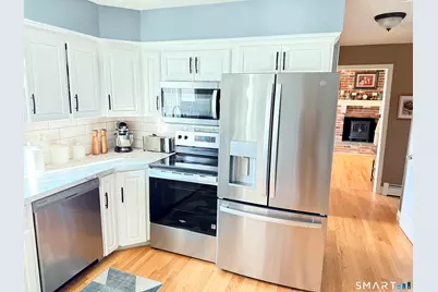 211 Robbins Road, Berlin, CT 06037 - Photo 2