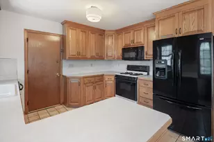 155 Emerald Pl, Stratford, CT 06614 - Photo 10