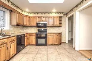 28 Grandview Dr, Trumbull, CT 06611 - Photo 6