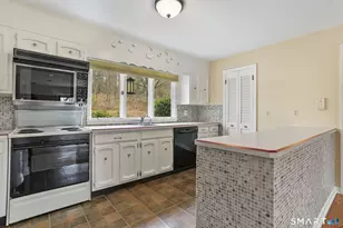 64 Mariner Cir, Trumbull, CT 06611 - Photo 14