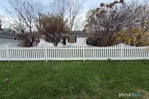 28 Hearthstone Ct, Stamford, CT 06902 - Photo 2