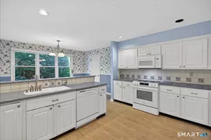 17 Canterbury Rd, Hamden, CT 06514 - Photo 14