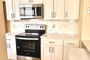 121 Staffordshire Common Dr, Wallingford, CT 06492 - Photo 4